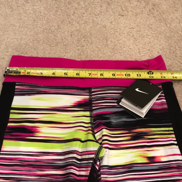 1 Hour NWT Nike fushia & black capri workout pants - Picture 7 of 7